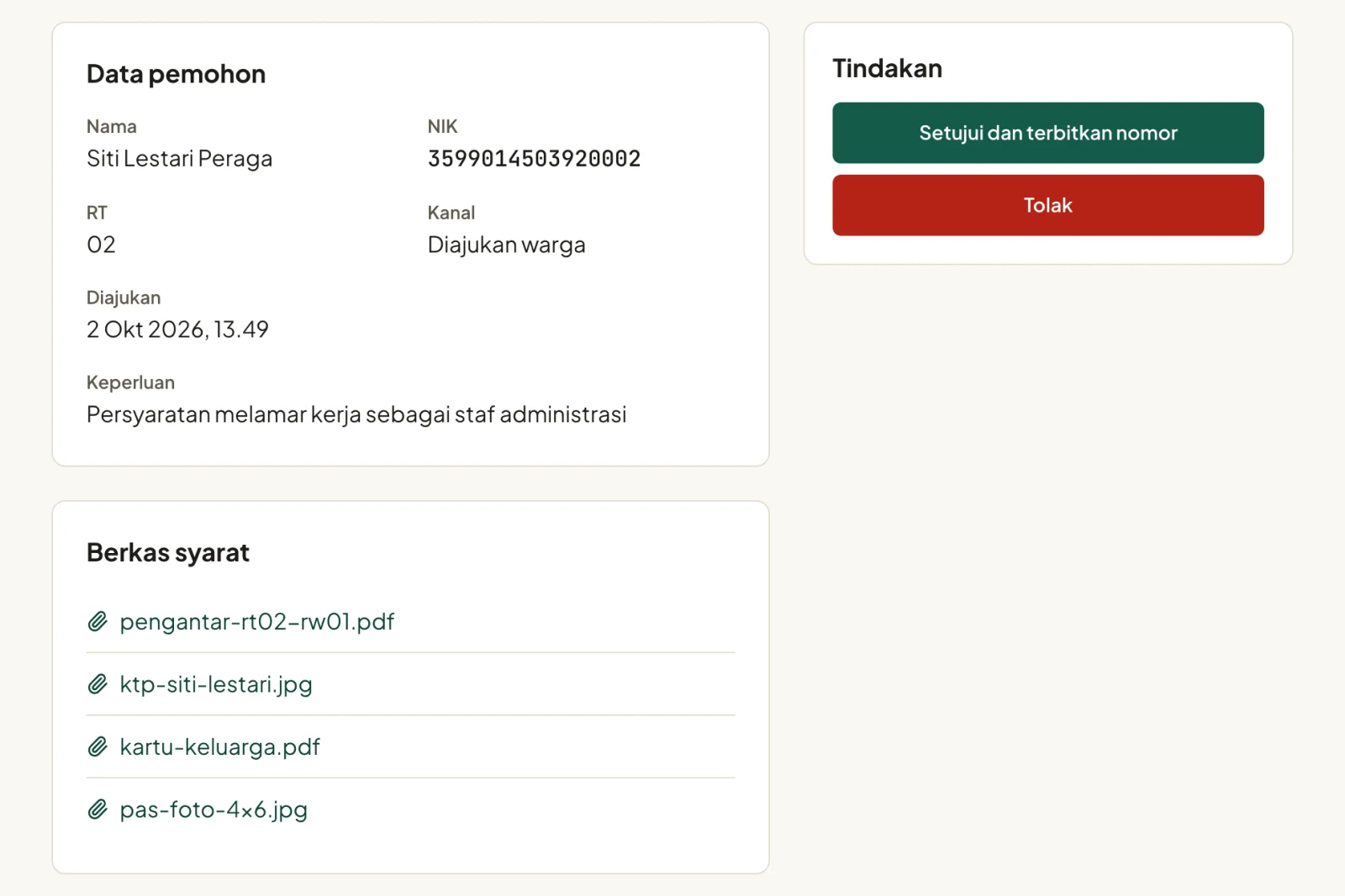 Panel perangkat desa: data pemohon Siti Lestari Peraga, berkas syarat pengantar RT, KTP, kartu keluarga, dan pas foto yang bisa dibuka, serta tombol Setujui dan terbitkan nomor dan Tolak.